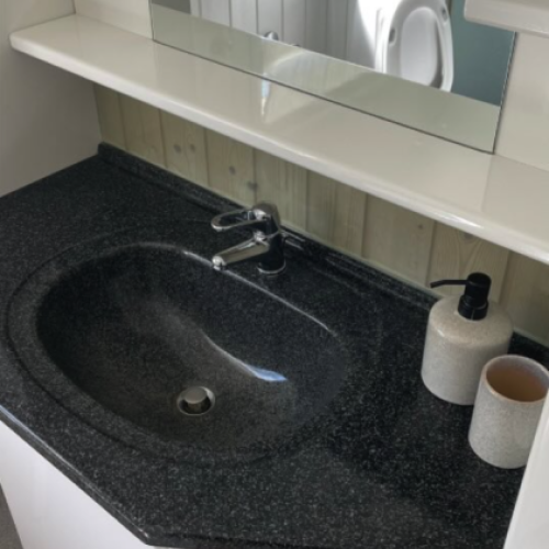 Ren vask i badeværelse efter privat rengøring i Slagelse.