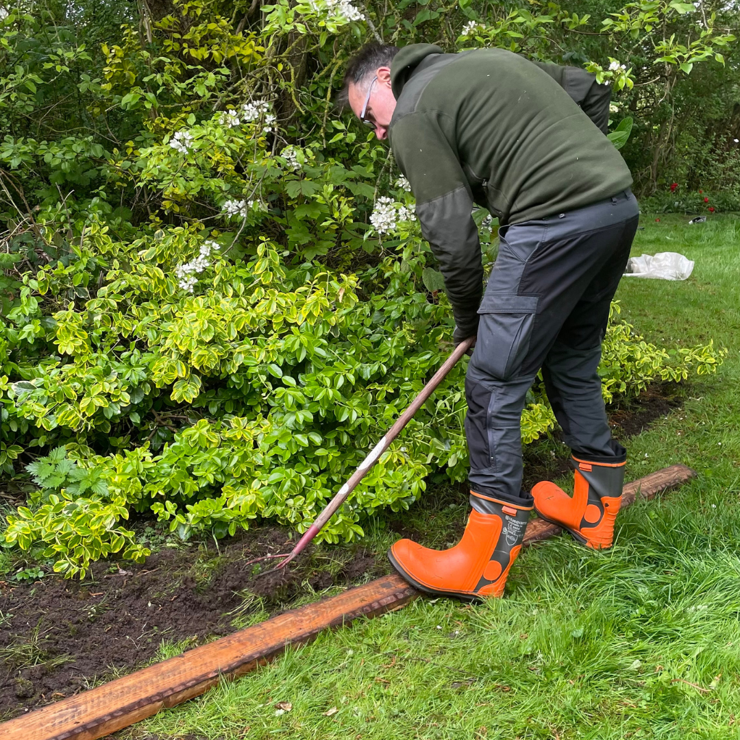 Mand som udfører haveservice fra Slagelse.