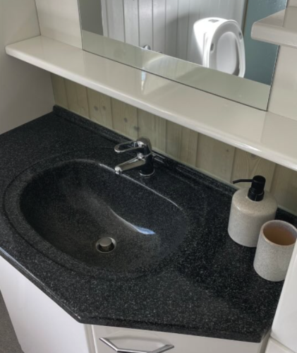 Ren vask i badeværelse efter privat rengøring i Slagelse.